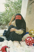 женщины, прячущие лицо,
встречаются в южном Иране