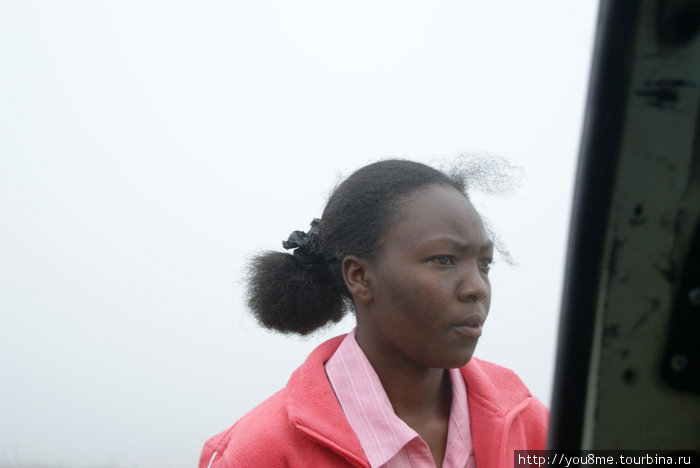 за спиной девушки все поглотил туман Провинция Найроби, Кения