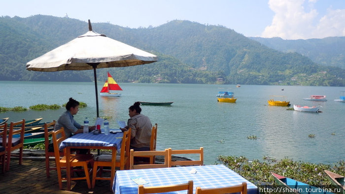 Ресторан на берегу озера Фева Покхара, Непал