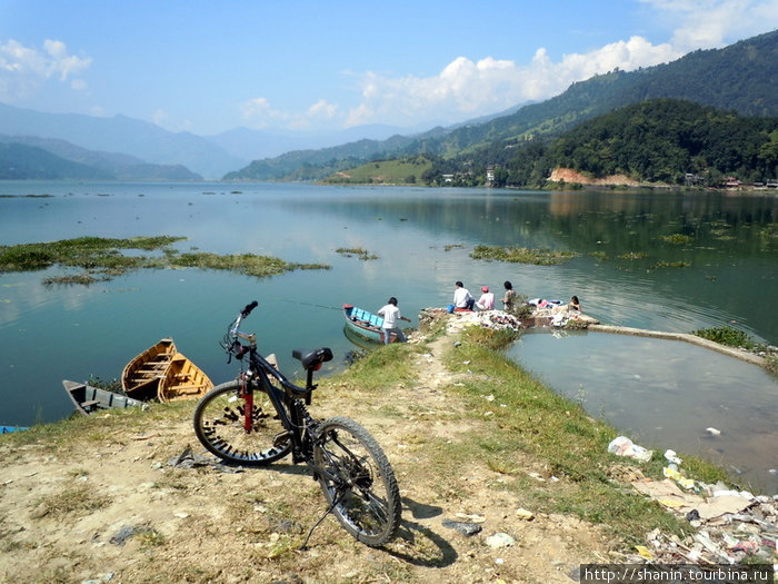 Велосипед у озера Фева Покхара, Непал