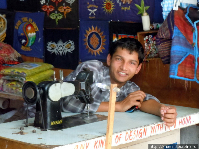 Швейная мастерская — делают футболки с рисунками для туристов Покхара, Непал