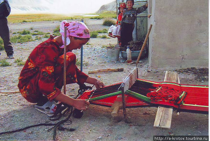 Памирские женщины за рукоделием