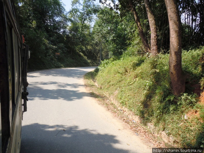 Узкая дорога в горах Покхара, Непал