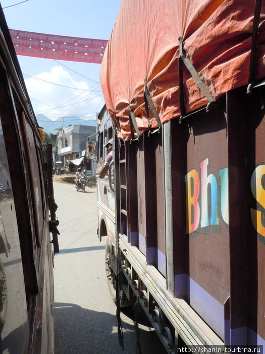 На узкой дороге автобус пошел на обгон грузовика Покхара, Непал