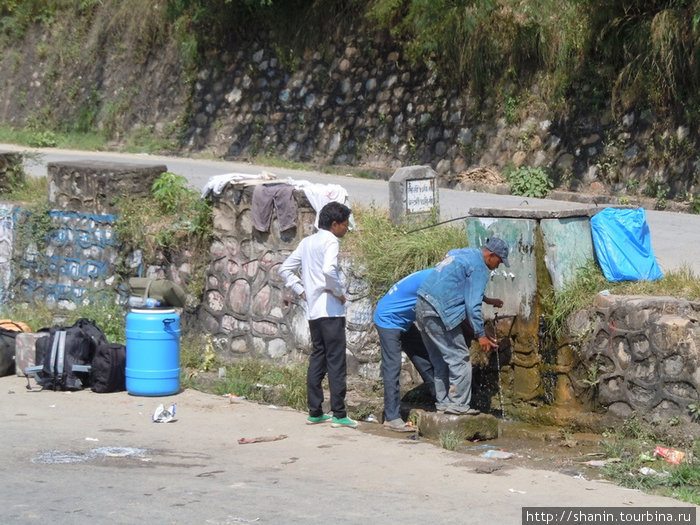 Придорожный источник воды Покхара, Непал
