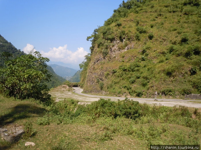Дорога по склону горы Покхара, Непал