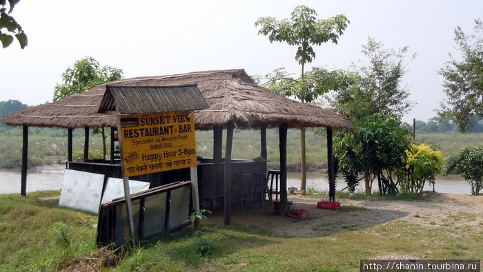 Ресторан на берегу реки в Саурахе Зона Нараяни, Непал