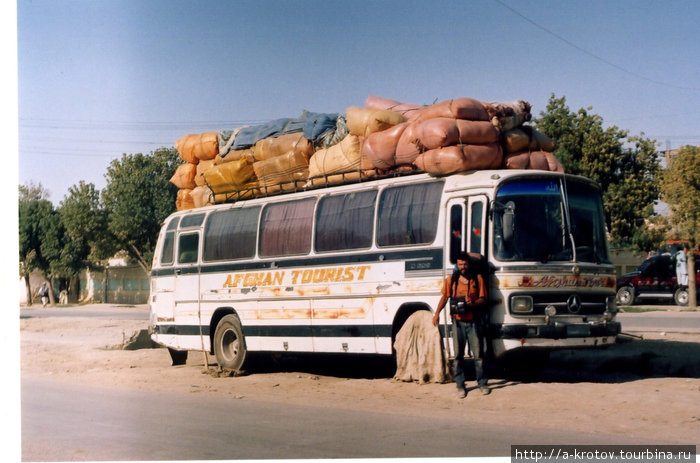 Автобус для Афганских туристов
(на нём мы не ехали) Базарак, Афганистан