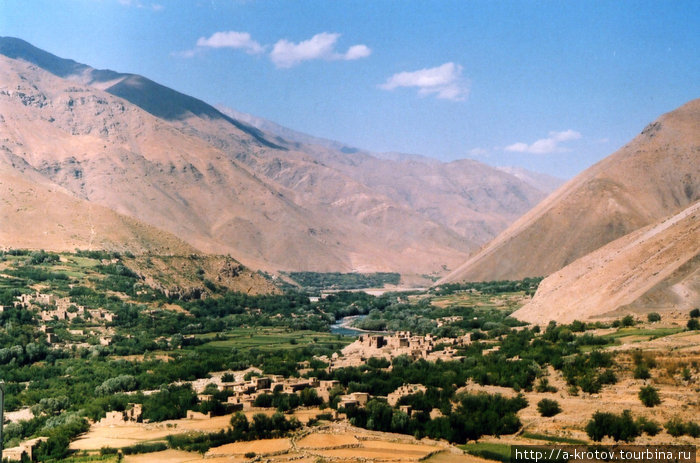 Бахарак —
село-столица Панджшера Базарак, Афганистан