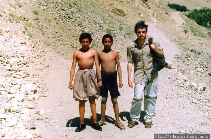 Олег Моренков
и афганские дети Базарак, Афганистан