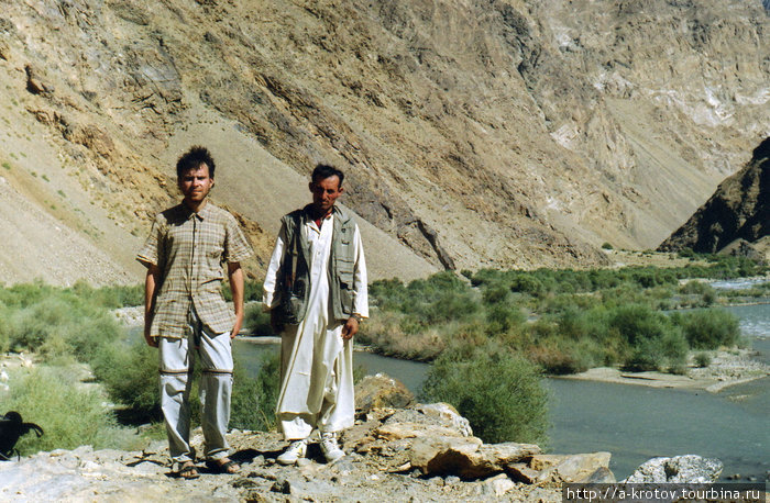 Олег Моренков, наш попутчик,
и солдат, которого прицепили к нам в сопровождение
(пешеходное) Khwahan, Афганистан