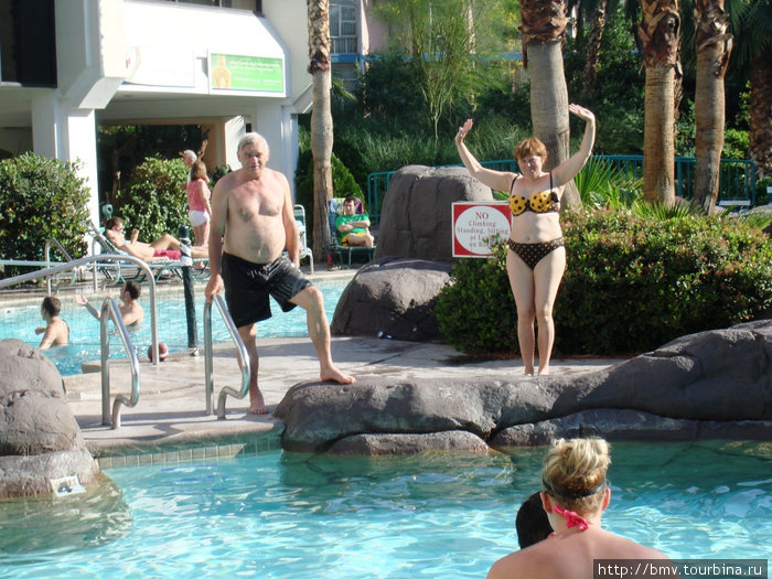 Днем в Лас-Вегасе жарко и все сделано для комфортного отдыха у бассейна. Лас-Вегас, CША