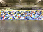 Одна из редких мозаик на стене в метро.