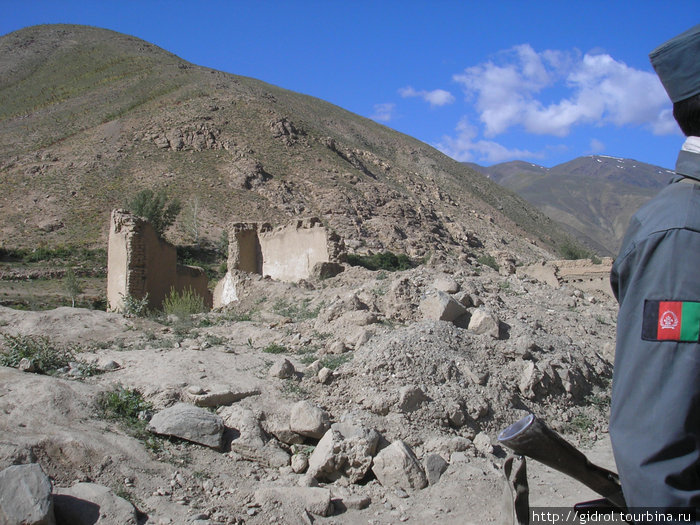 Опять руины вдоль дороги. Майданшахр, Афганистан