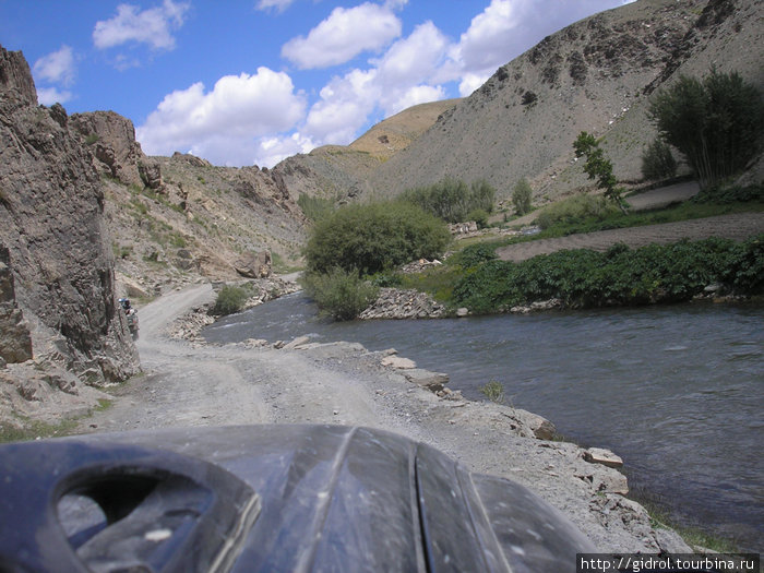 Дорога вдоль реки. Майданшахр, Афганистан