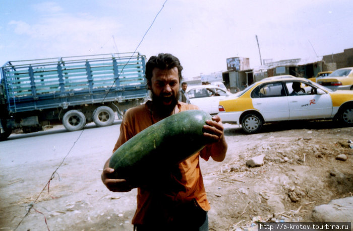 А.Кротов и длинный арбуз.
Арбузы длинного сорта часты в Афганистане Мазари-Шариф, Афганистан
