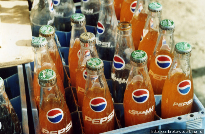 Фанта в бутылках от пепси-колы
А крышки от Спрайта Мазари-Шариф, Афганистан