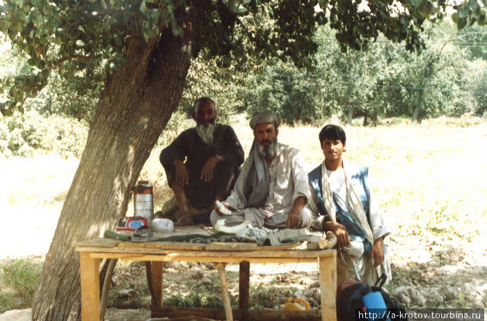 Местные жители.
Подробней о моём втором путешествии по Афганистану
читайте повесть Афганистан: триста лет спустя
(в книге: А.Кротов. От -50 до +50) Мазари-Шариф, Афганистан