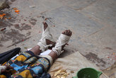 Непальские попрошайки отрубают себе пальцы на ногах, чтоб вызвать сочувствие у людей. Такая вот тяжёлая у них работа