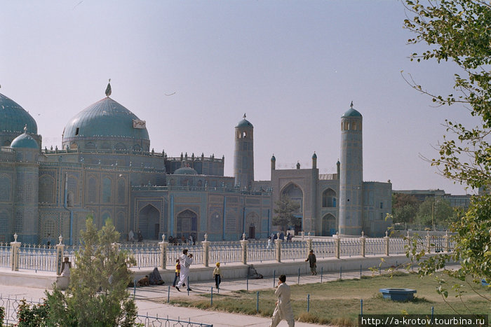 Там, думают местные, находится могила имама Али,
хотя вряд ли это так Мазари-Шариф, Афганистан