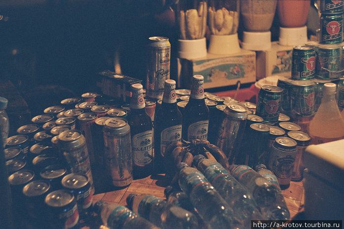 Греховные товары : ночью
продают в центре Мазари-Шарифа
российское пиво Балтика
(правда, безалкогольное) Мазари-Шариф, Афганистан