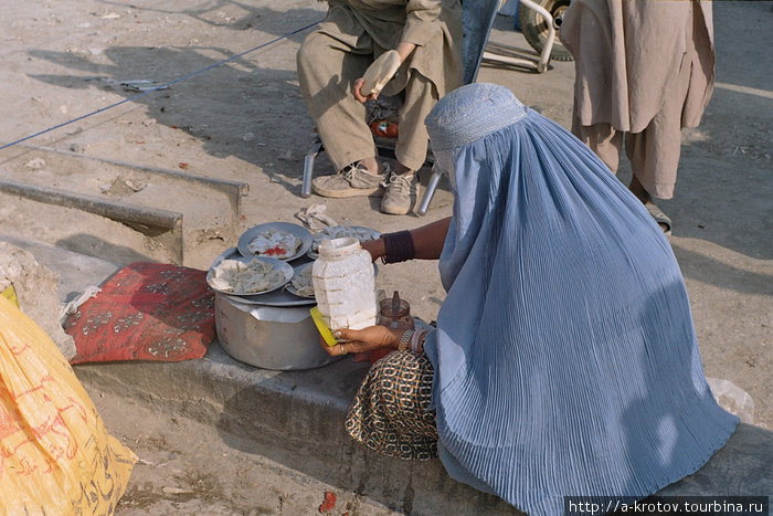 Готовит чай Мазари-Шариф, Афганистан