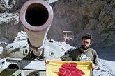 Автор вместе с флагом Академии Вольных Путешествий
на танке (недействующем) в пригородах Кабула