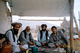 Типичные афганские физиономии на фоне развалин Кабула