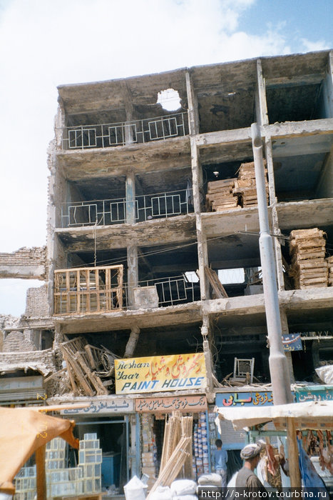 Дом с дыркой от бомбы в крыше Кабул, Афганистан