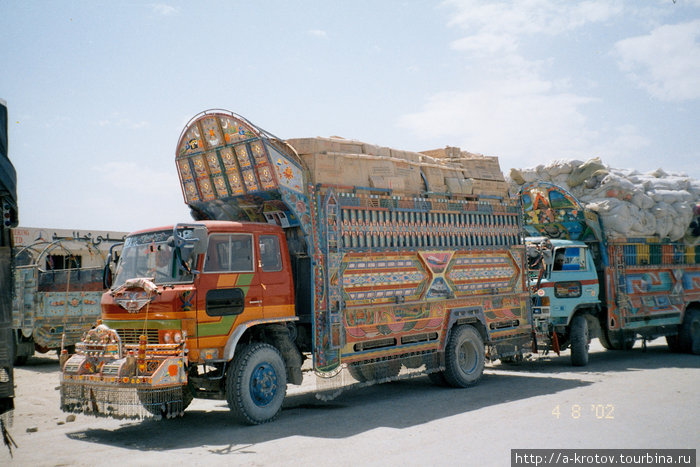 Грузовки на автобазе Кабул, Афганистан