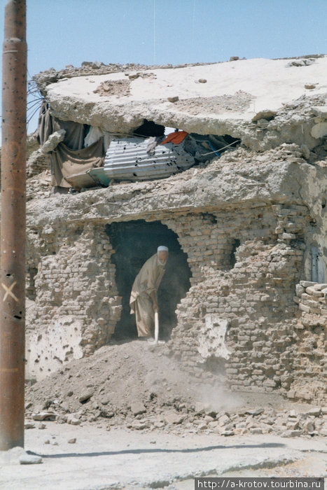 Старик расчищает развалины дома
(наверное, собственного) Кабул, Афганистан