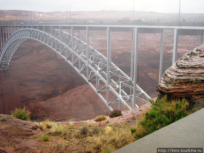 Действующий мост чере реку Колорадо у Глен каньона. Национальный парк Гранд-Каньон, CША