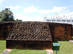 Руины кирпичного храма у места рождения Будды
