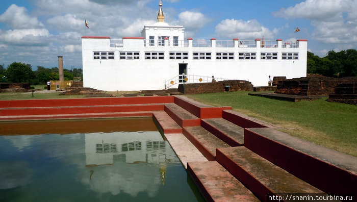 Священный бассейн и белый храм Лумбини, Непал