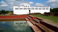 Священный бассейн и белый храм