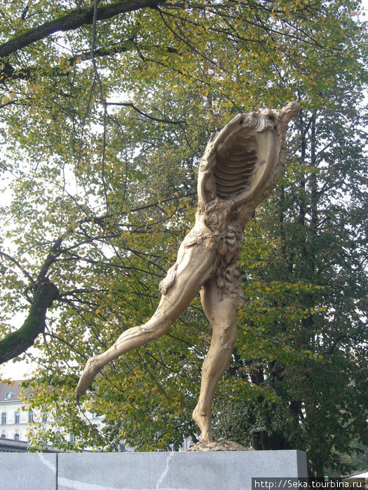 Еще более необычная скульптура Любляна, Словения