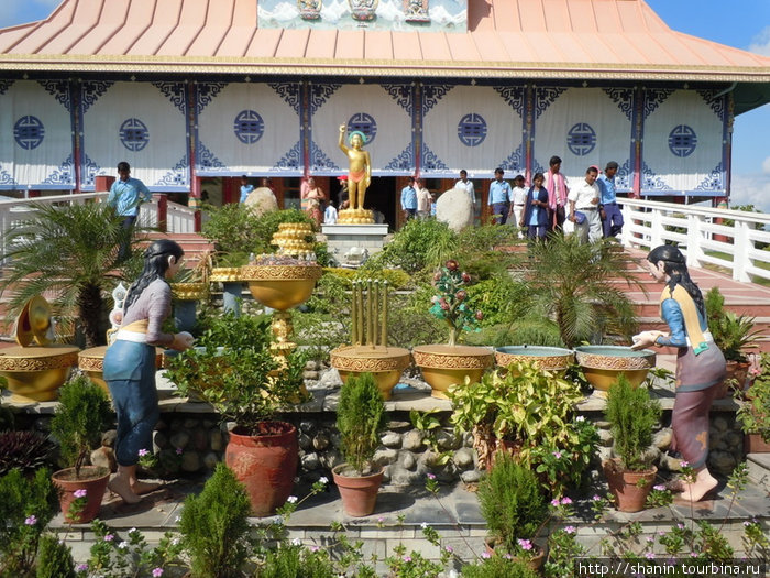 На территории немецкого буддистского храма в Лумбини Лумбини, Непал