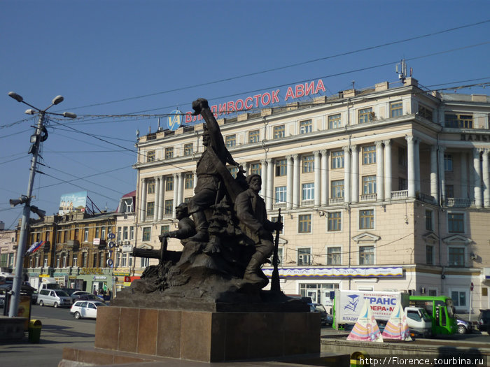 Центральная площадь / Central square