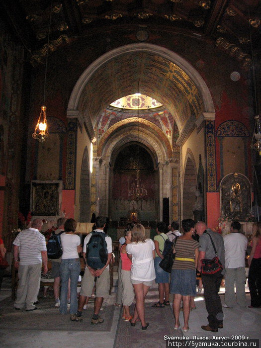 Во внутреннем убранстве храма использованы армянские орнаменты. Львов, Украина