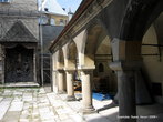 Вдоль южной стены собора тянется открытая аркада-галерея, построенная в 1437 г.