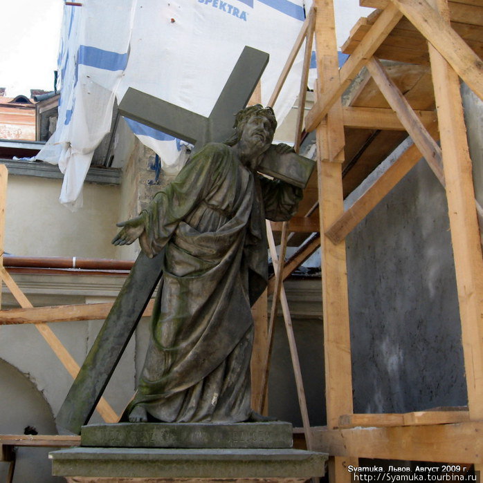 Во дворике на высоком постаменте стоит замечательная скульптура Несение креста. Львов, Украина