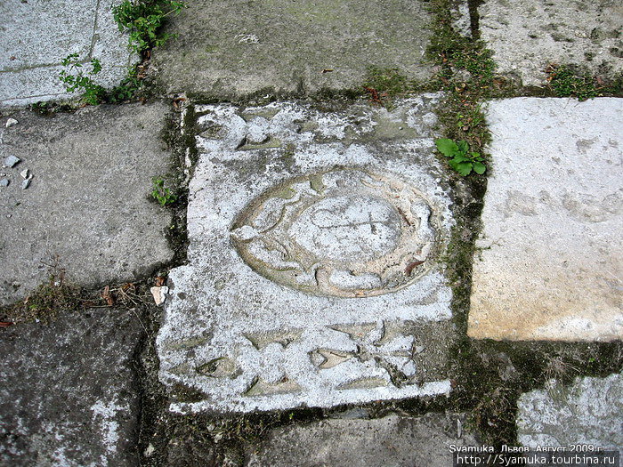 Незабываемое впечатление оставляет каменная плитка, которой выстлан дворик. Львов, Украина