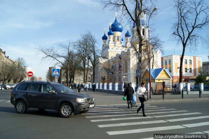 на перекрестке ): налево вокзал, направо ЦУМ, впереди рынок и автовокзал Брест, Беларусь