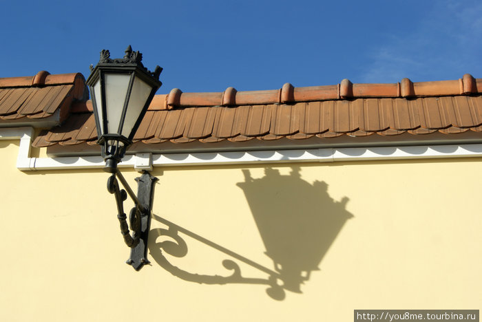 фонарь и его тень на стене Брест, Беларусь
