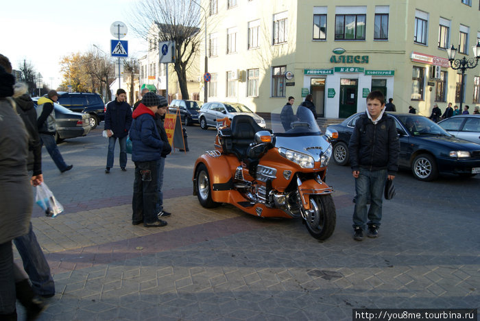 мальчики смотрят необычный автомобиль (или это мотоцикл?) Брест, Беларусь