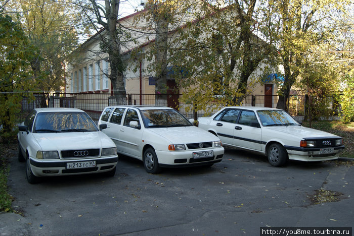 машины у подъезда Брест, Беларусь