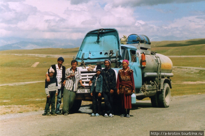 Единственный вид транспорта на Памирской трассе — автостоп Ваханская долина, Таджикистан