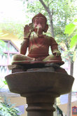 Обычные фонтаны тоже с символами индуизма