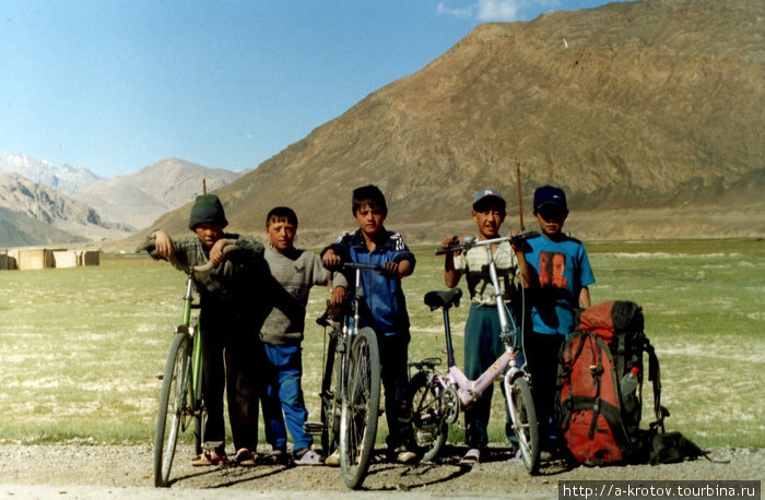 Дети на Памире Ваханская долина, Таджикистан