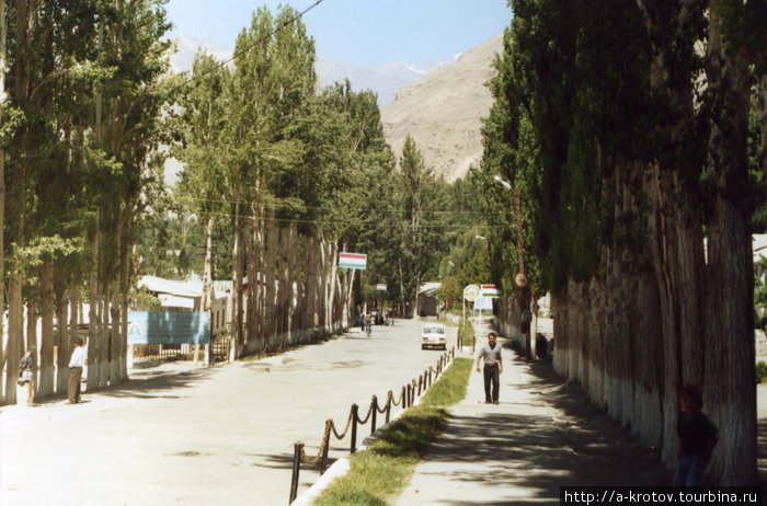 Ишкашим =
самый большой посёлок в Ваханской долине
В 3 км = переход в Афганистан (мост) Ваханская долина, Таджикистан